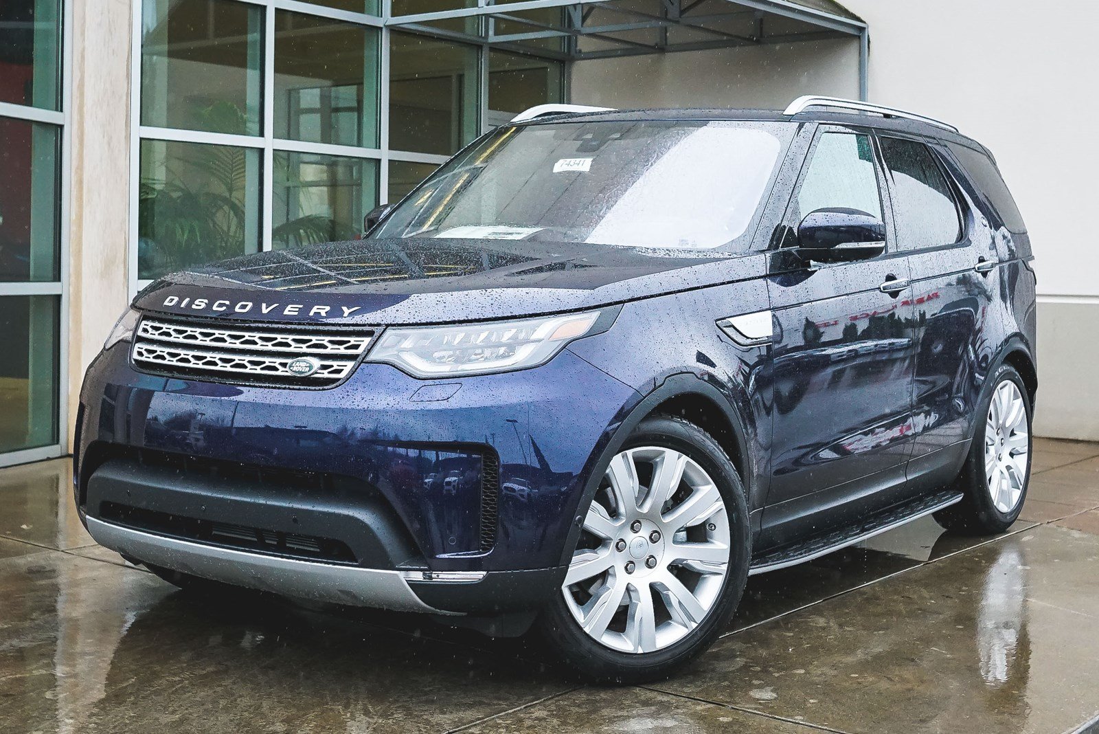New 2019 Land Rover Discovery HSE Luxury Sport Utility in